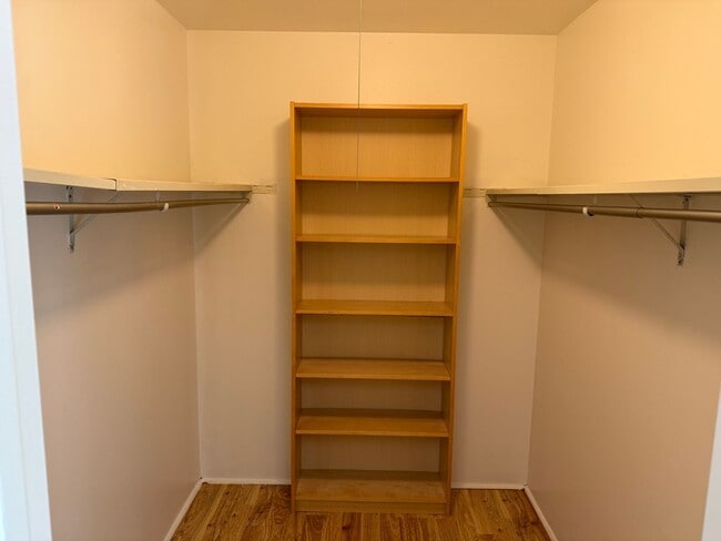Building Photo - Stylish & Convenient 1-Bedroom Condo in Pr...