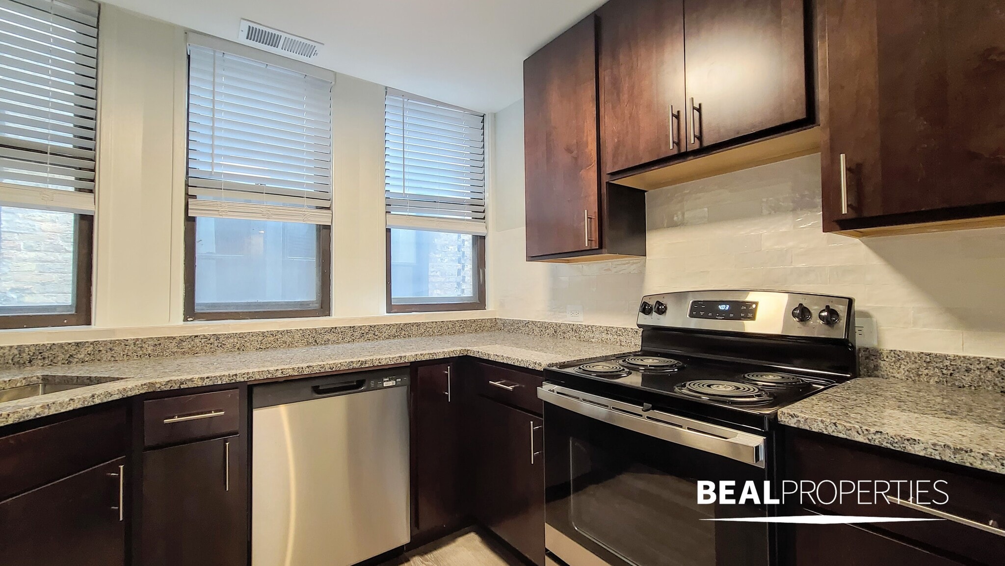 Building Photo - 604 W Surf St