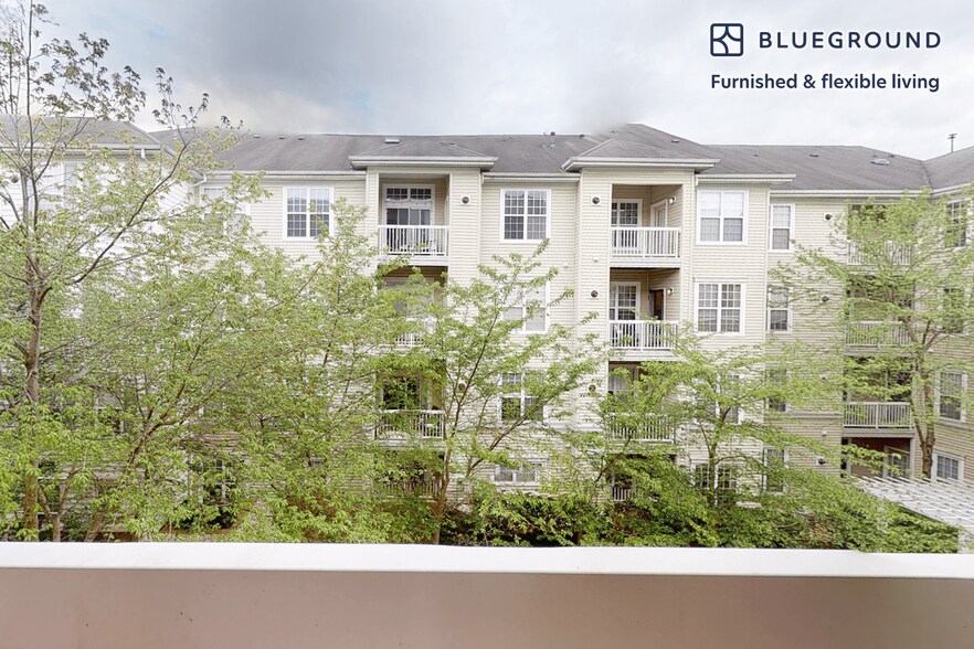 Building Photo - 2350 26th Ct S