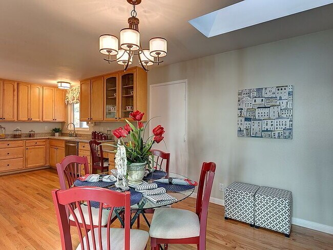 Building Photo - "Spacious 3-Bedroom Retreat with 2 Full Baths in Charming Pleasanton!"