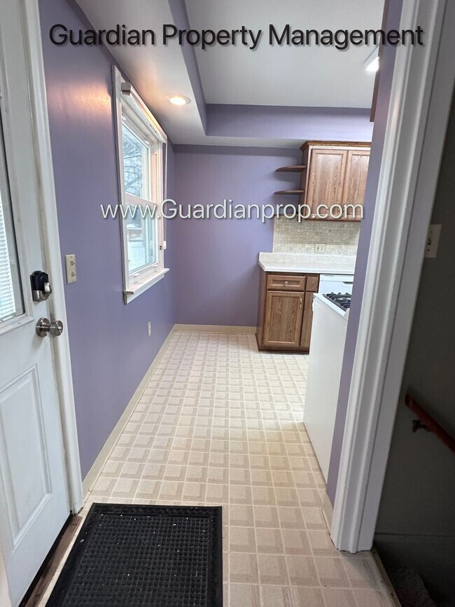 Building Photo - Richfield Single Family Home, Fenced Yard, 2 Car Garage, Dishwasher