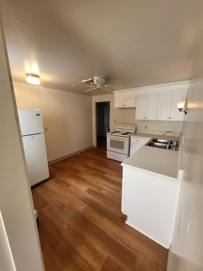 Building Photo - 1550 E Bayview Blvd