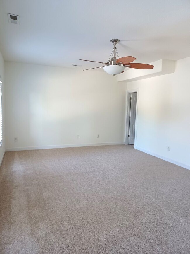 Building Photo - Spacious 4 Bedroom in Chics Beach