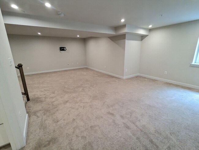 Building Photo - Stunning villa in the Harrison Terrace com...