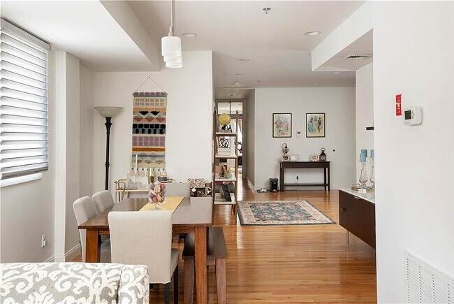 Building Photo - "Spacious 3-Bed Oasis with Granite Eleganc...