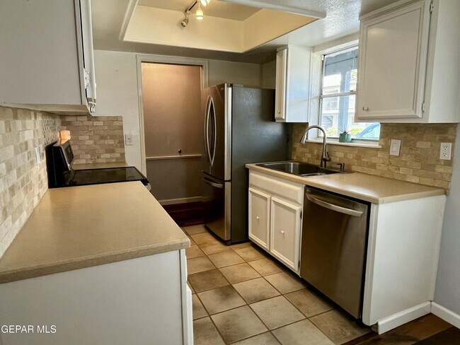 Building Photo - 6700 Escondido Dr