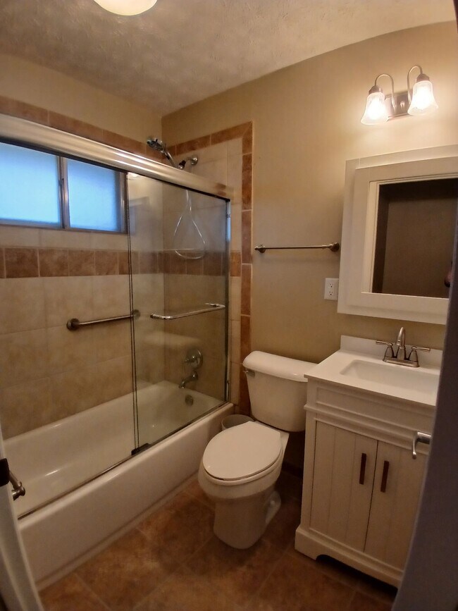 Building Photo - 140 Redbud Dr