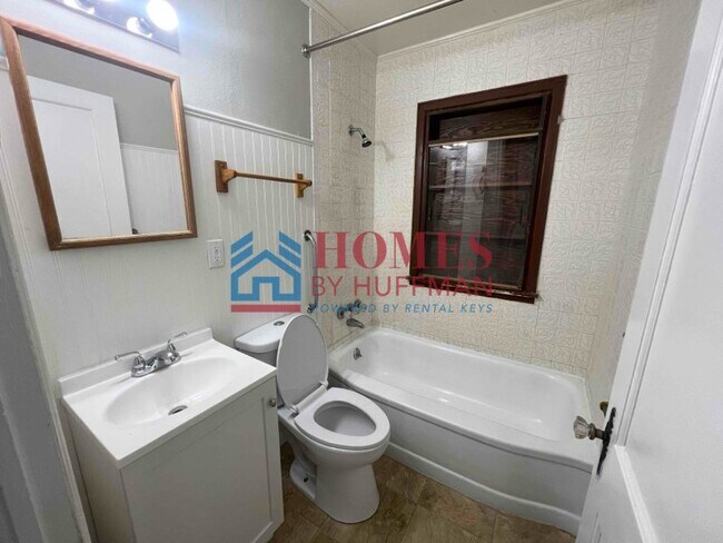 Building Photo - Two Bedroom House | Detached Garage | Depo...