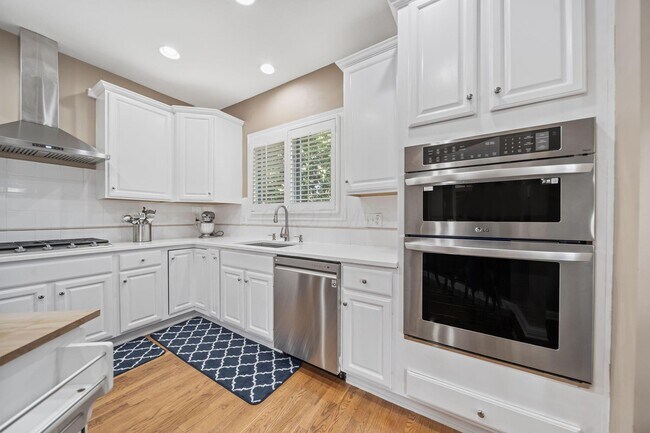 Building Photo - 4939 Stonehaven Dr