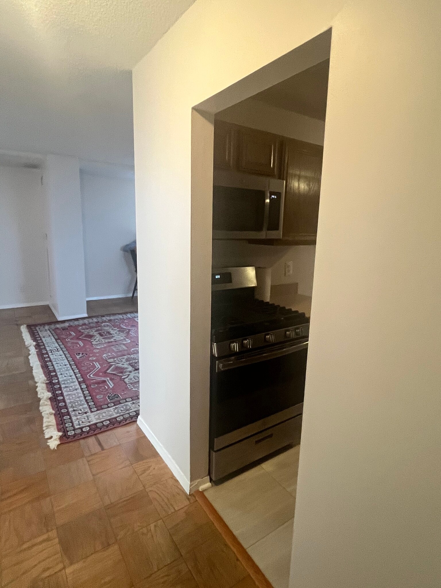 entry hall leads to kitchen on right - 501 Slaters Ln