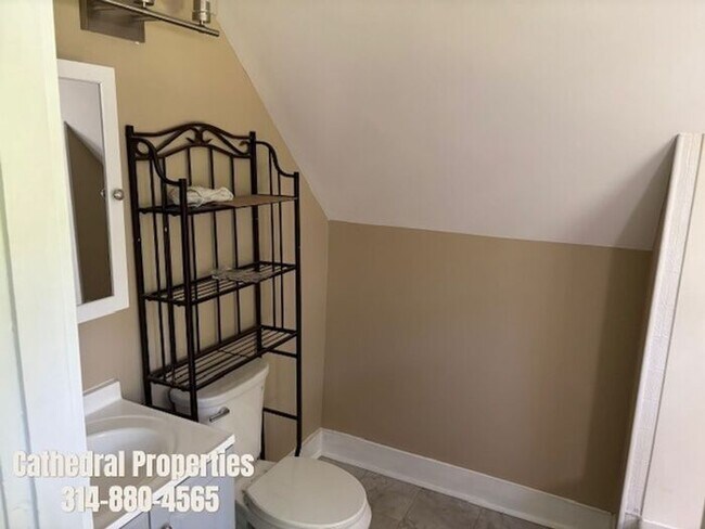 Building Photo - Charming 2 Story House in an Amazing Location