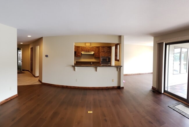 Building Photo - Incredible 2 bedroom Condominium with Rive...