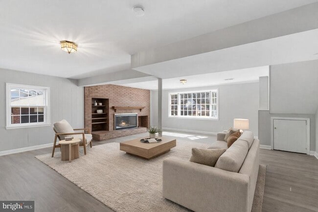 Building Photo - 9116 Hamilton Dr