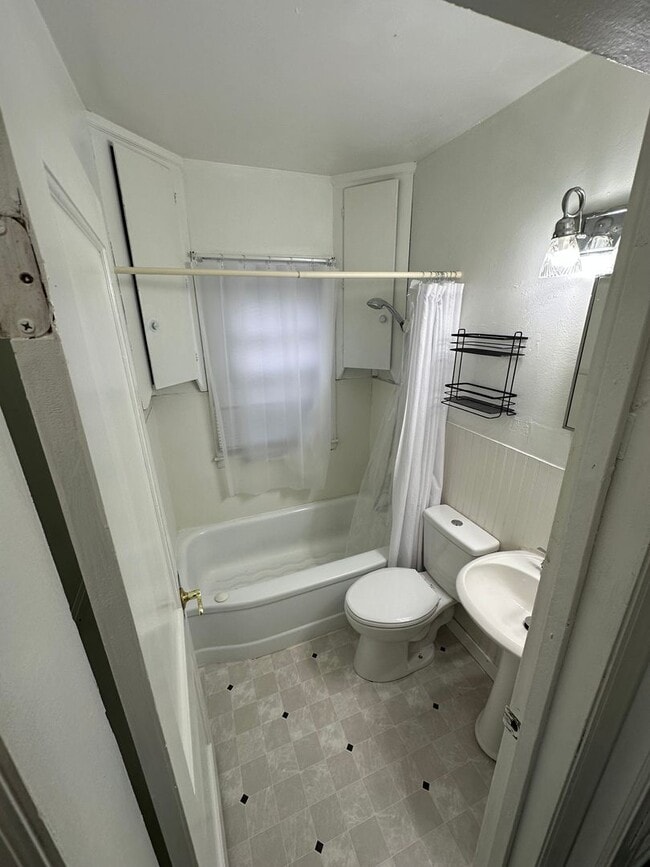 Building Photo - 2 bedroom 1 bath home with central air