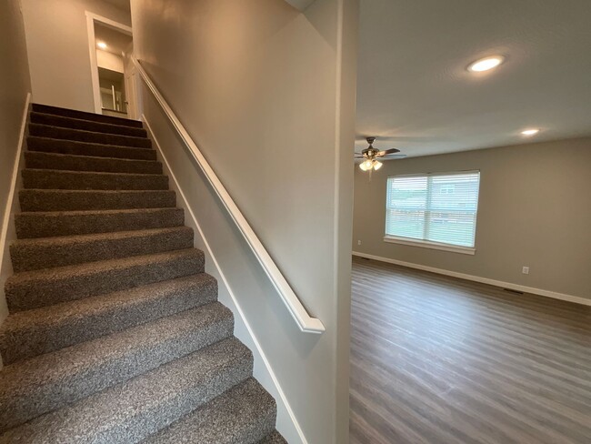 Building Photo - Beautiful Brand New Duplex - Ozark Schools!