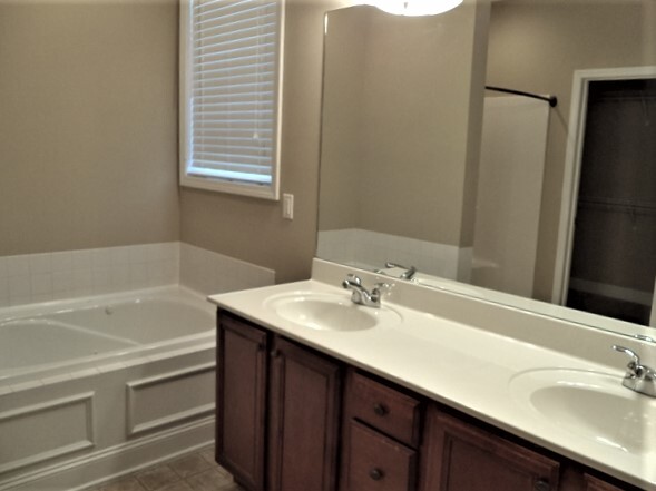 Building Photo - 10900 Parkgate Ln