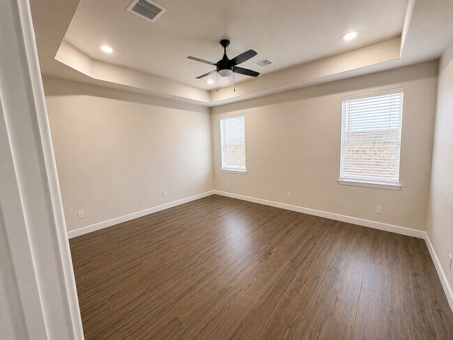 Building Photo - 876 Eastwell Dr