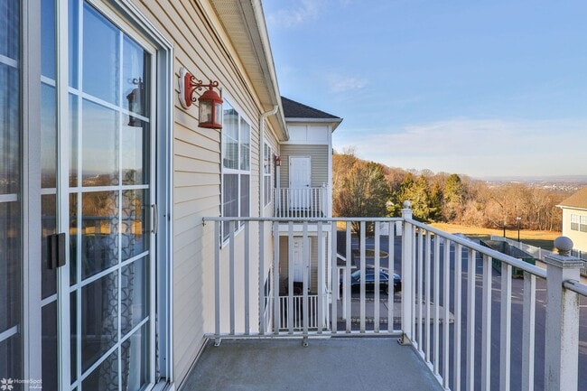 Building Photo - Bright, spacious 2-bedroom / 2-bath condo available now!