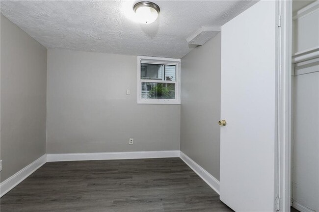 Building Photo - 1123 Graymont Dr SW