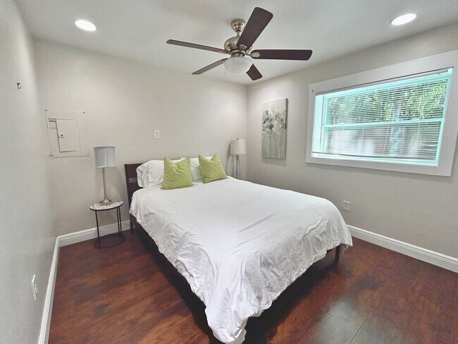 Building Photo - Back unit of large Duplex in Central Oak P...