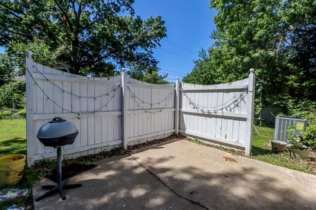 Building Photo - 3 bedroom home located in Russel Blvd School district!