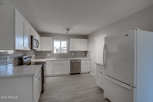 Building Photo - 4249 W Townley Ave