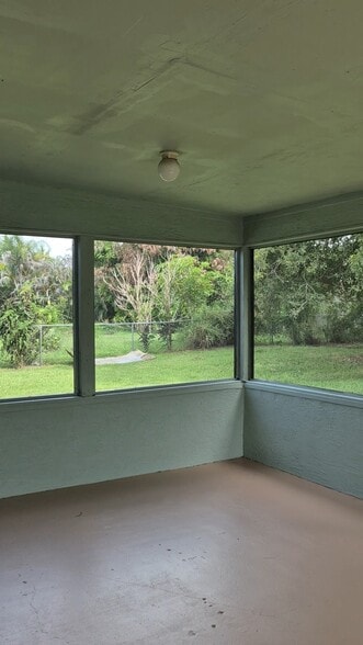 Building Photo - 1318 SW Ackard Ave