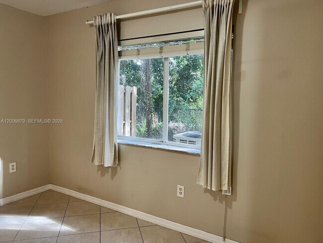 Building Photo - 1250 SE 31st Ct