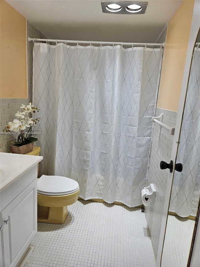 Building Photo - 2200 E Hallandale Beach Blvd