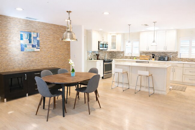 Building Photo - 2412 Clematis St