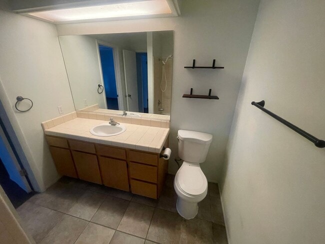 Building Photo - Beautiful Two Bedroom Home! End Unit!