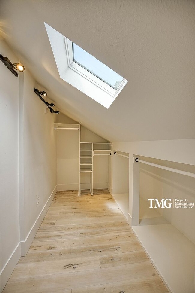 Building Photo - 3 BD SW Portland Home Near Multnomah Village