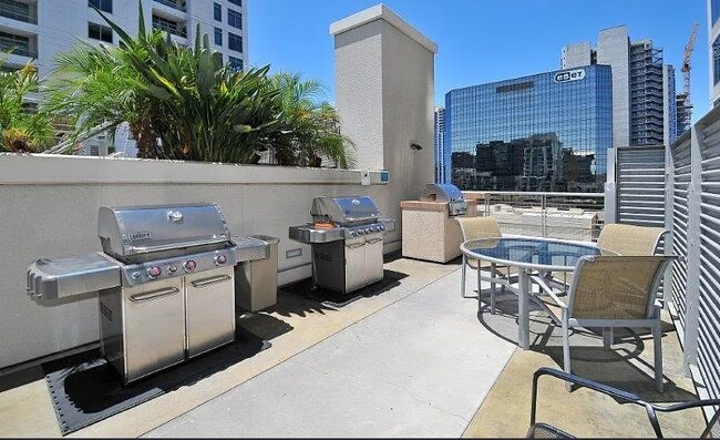 Building Photo - 425 W Beech St