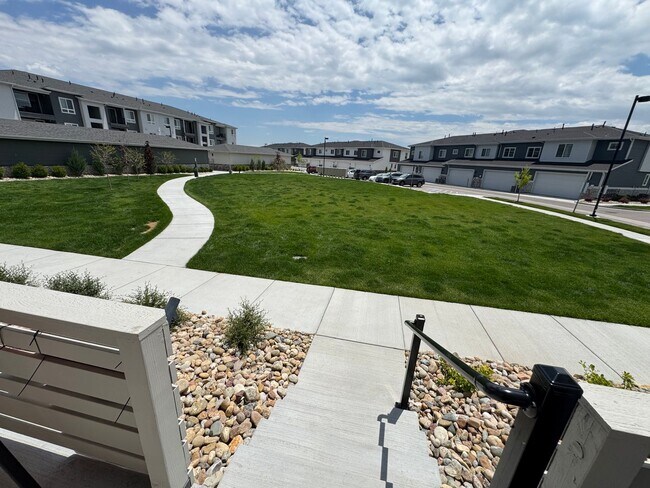 Building Photo - Modern 3-Bed, 2-Bath Townhome with Spaciou...