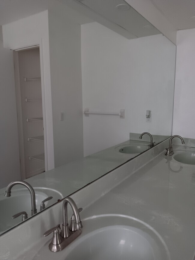 Building Photo - 1474 Dewitt St