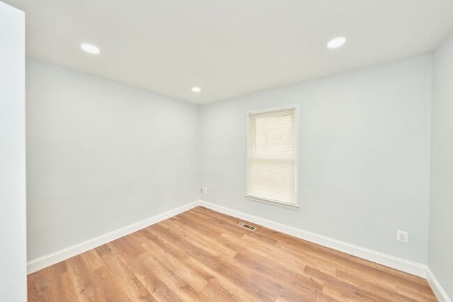 Building Photo - 9900 Kingsbridge Dr