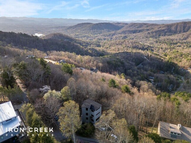 Building Photo - 910 Rockhold Dr
