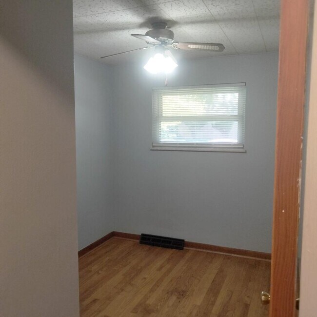 1st bedroom - 1125 Walker Ave
