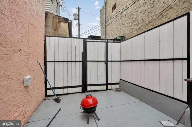 Building Photo - 2319 E Somerset St