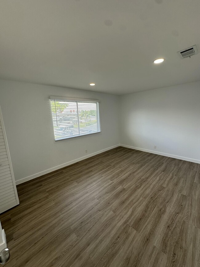 Building Photo - 103 E Tiffany Dr