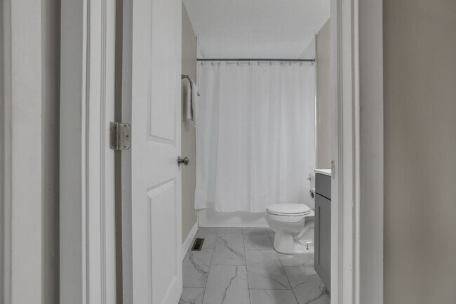 Building Photo - Modern 2BR Townhouse | Walk to Downtown | All Utilities Included