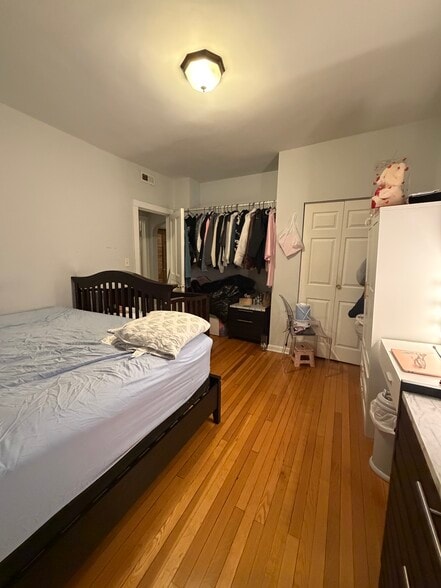 Building Photo - 5937 W Dakin St