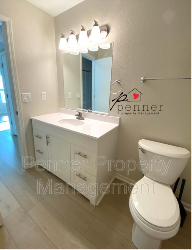 Building Photo - 1032 NE Lindsay Ave