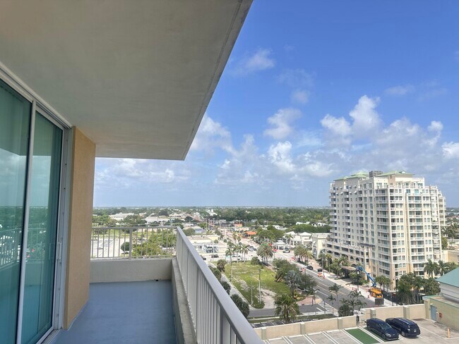 Building Photo - 625 Casa Loma Blvd