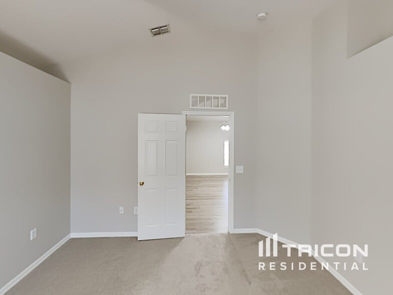 Building Photo - 921 Brenton Leaf Dr