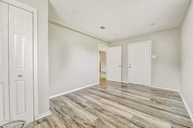 Building Photo - 405 Cherry St