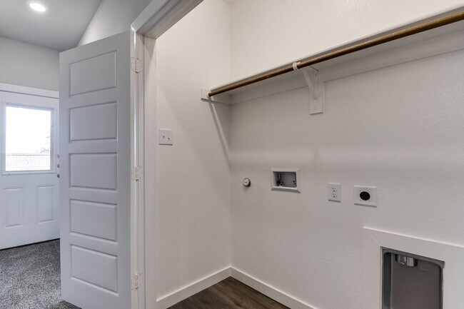 Building Photo - 653 Blackland dr