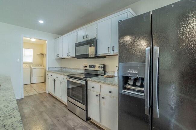 Building Photo - Newly Remodeled & Ready to Move In!