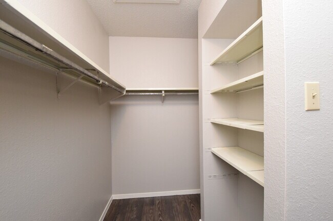 Building Photo - Dellrey-12309