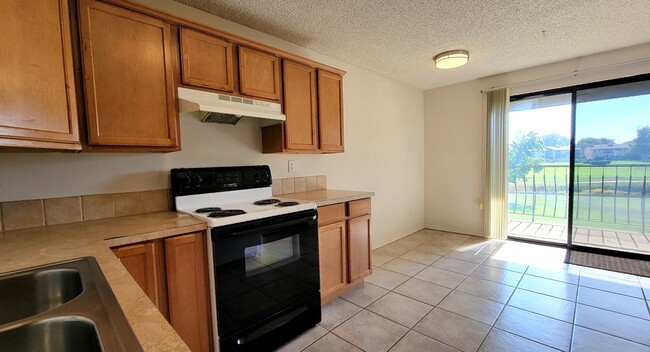 Building Photo - 3-bedroom, 2-bath Condo 'On the Green'